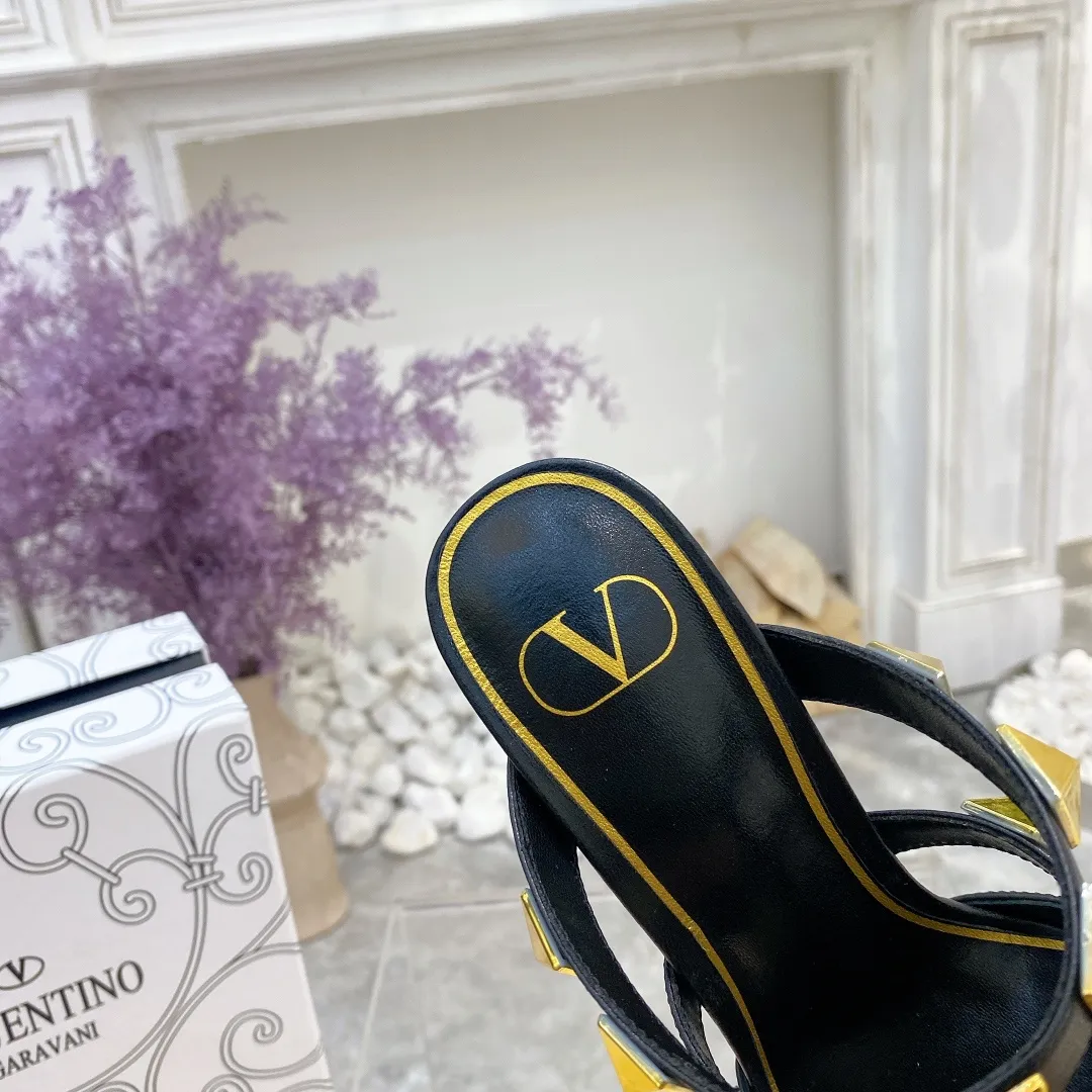 👟👟Ex-factory price 400👟👟 Genuine leather sole +40 Valentino Valentino spring and summer new rivet shoes are new☑️ —————————————— The latest golden big rivet element is full of high-end sense! Extremely fashionable Heel height: 9.5cm Upper: Matt sheepskin Lining: Sheepskin lining Outsole: Italian genuine leather outsole, rubber sole optional Color: Two styles and 8 colors available Code number: 34-41 (34 and 42 customized are not returnable)